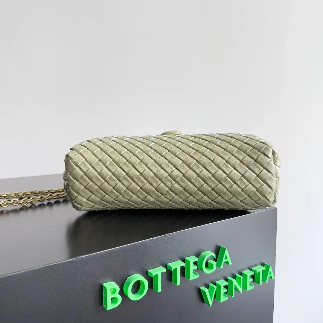 Batch 1880 BOTTEGA VENETA LAUREN 1980 small clutch bag is new! The small size that many people squat on is finally here. The self-adjustable zipper is a highlight of this bag. After being removed, it can be used as a handbag for important occasions. One bag unlocks two carrying methods at the same time. It is practical and has a unique sense of structure and beautiful lines. It is more elegant than a small cloud. It is a tribute to the classics and the pursuit of modernity. Style number: 804038 Size: 27*15*8cm